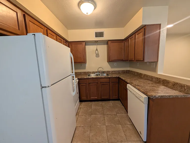 2 bed, 1.0 bath, 798 sqft, $1,200 — Photo 4