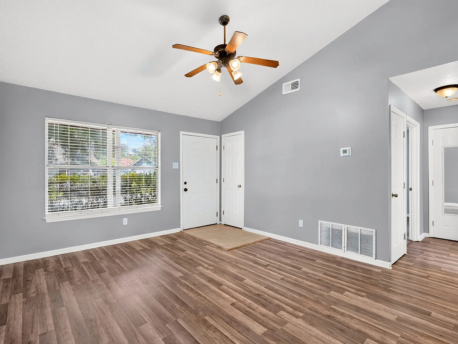 2 bed, 1000 sqft, $1,600 — Photo 4