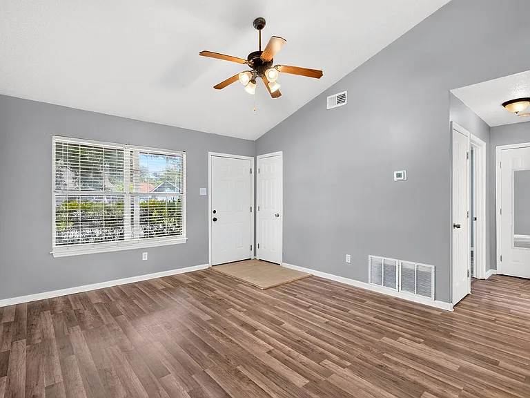 12 Belfair Dr — Photo 4