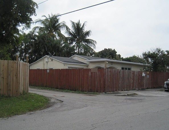 2nd image of 2445 Taft St