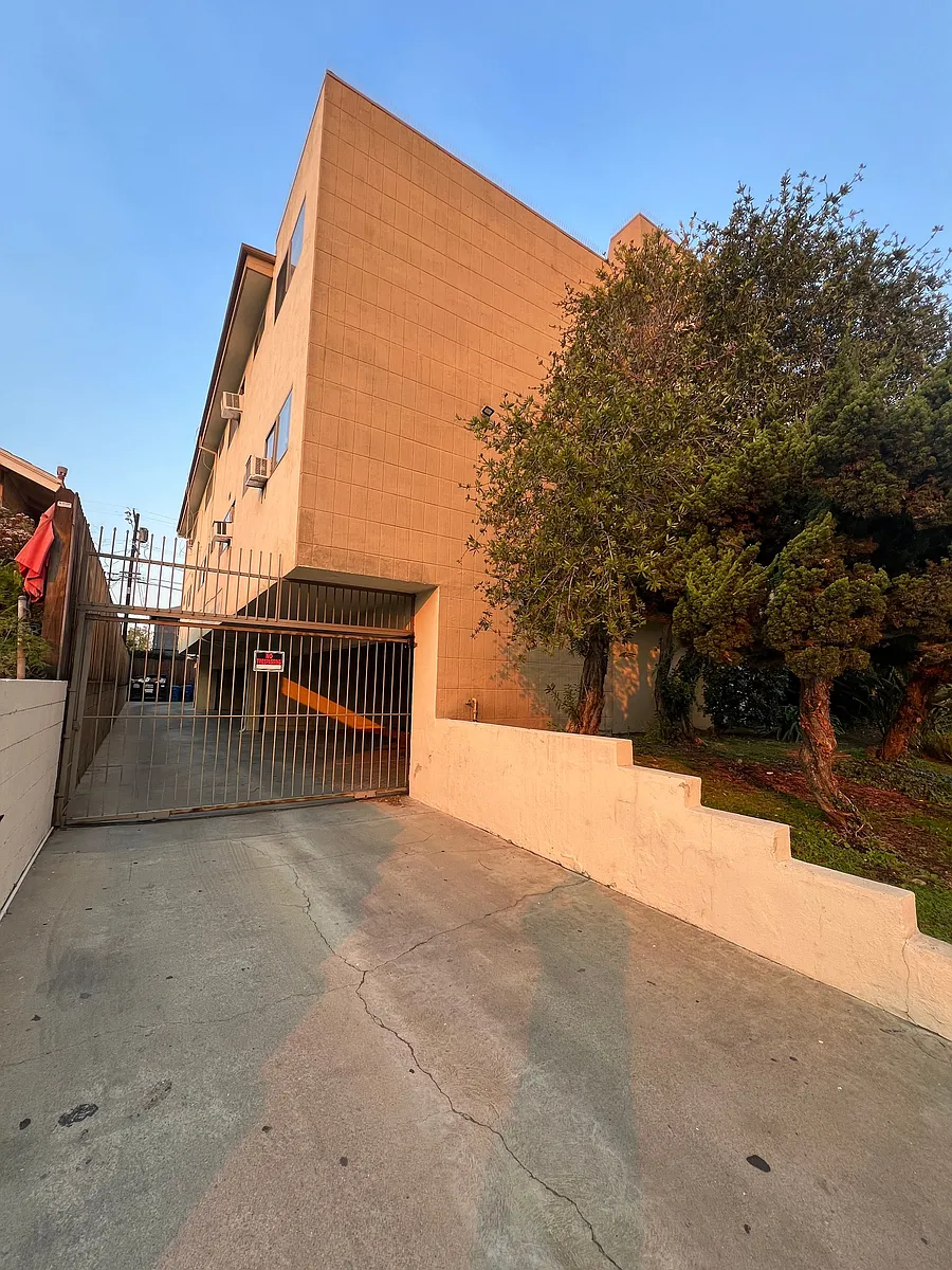Building Photo - 435 N Serrano Ave #102