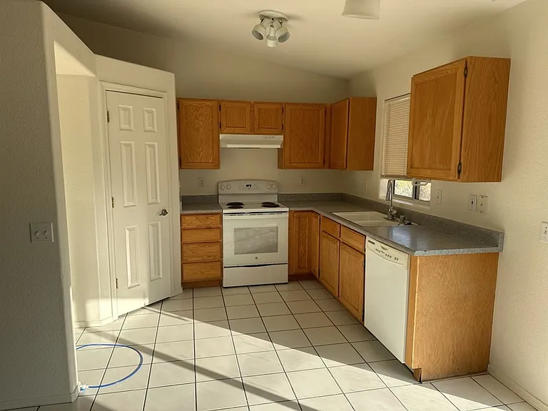 1340 Garvey Dr — Photo 8