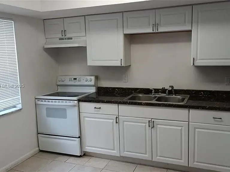 2524 Congress St #4 — Photo 11