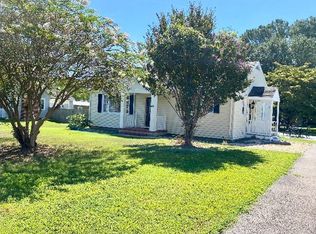 24 Cedar Ln, Kilmarnock, VA 22482