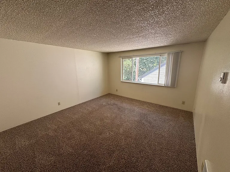468A - 824 SW Grove Street — Photo 2
