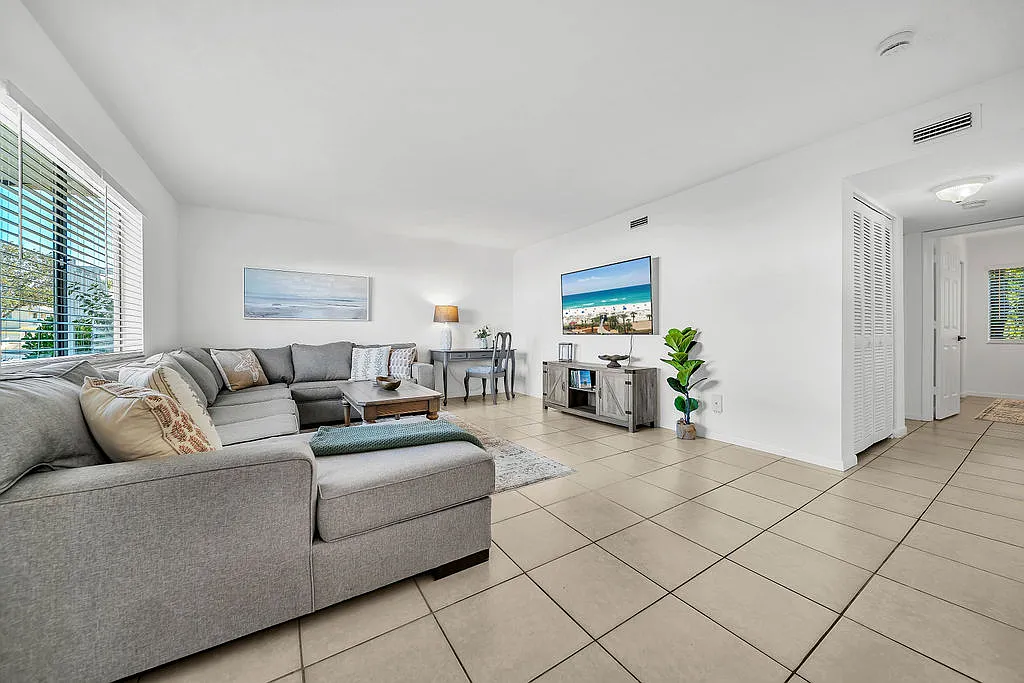 4625 Bayshore Dr — Photo 2