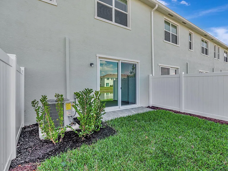 539 SE Rivergrass St — Photo 26