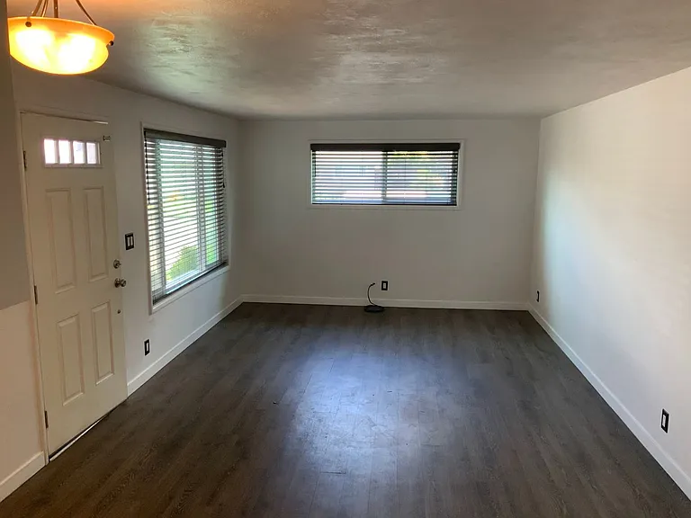 1582 Bogart Ln — Photo 3