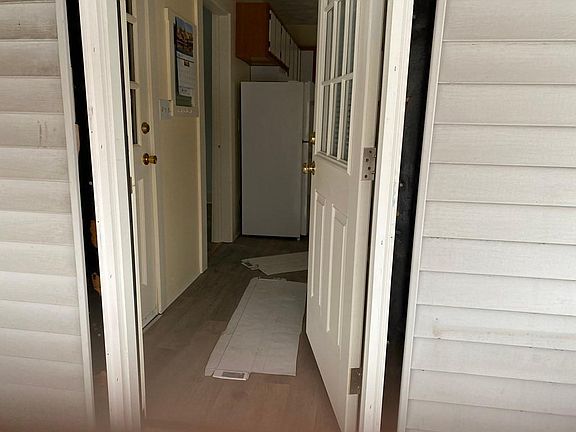 2nd image of 21 N Warren St Floor 2
