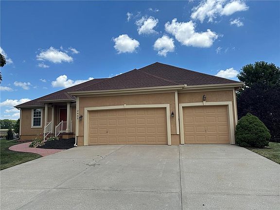 2nd image of 2405 SW Stone Bridge Cir