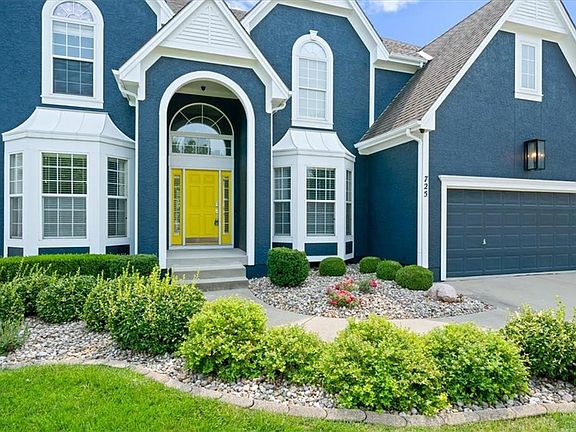 2nd image of 725 SW Winterwalk Ln