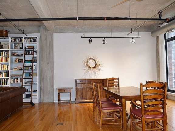 2nd image of 850 W Adams St APT 4B