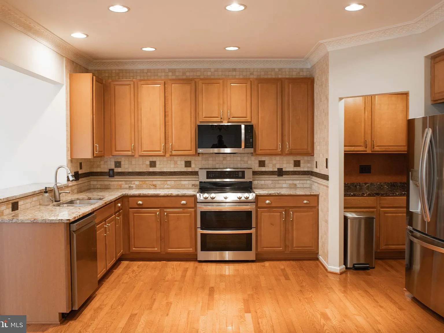 5 bed, 4.5 bath, 3019 sqft, $3,200 — Photo 3