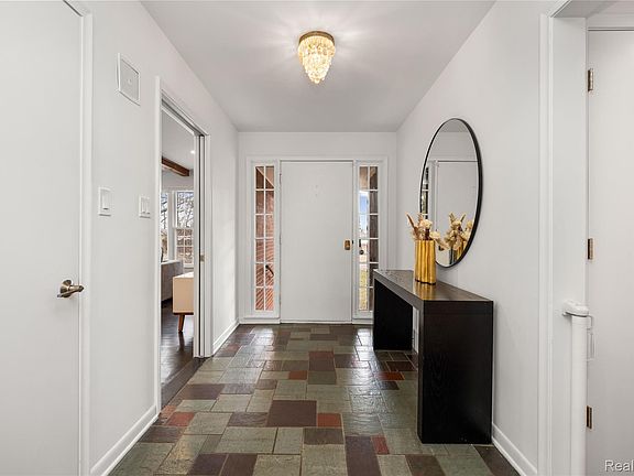 4th image of 2530 Worcester Rd