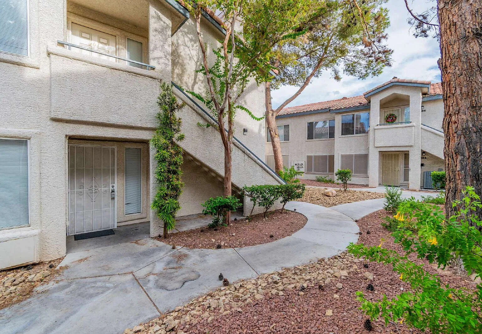 1 bed, 1.0 bath, 697 sqft, $1,095 — Photo 2