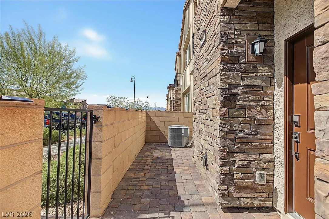 2 bed, 2.5 bath, 1890 sqft, $3,000 — Photo 4