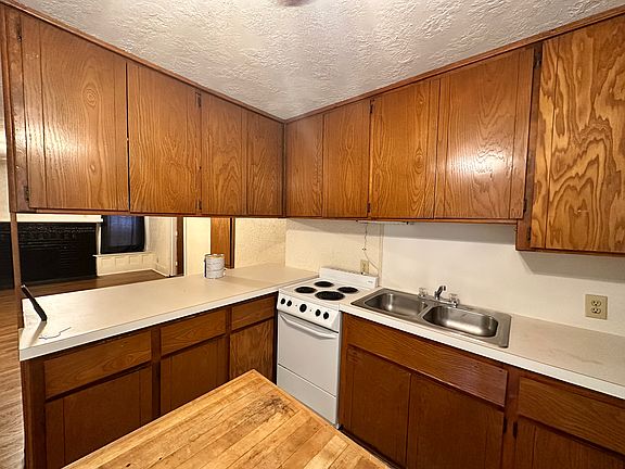 3rd image of 731 Deans Row Ave #1
