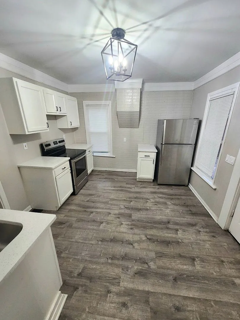Spacious 3bd house | Laundry hooks |Porch|Off Street Parking — Photo 3