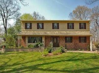 33 Fox Hollow Ridings Rd, Northport, NY 11768