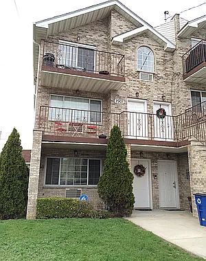 2nd image of 2901 Schurz Ave