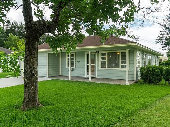 2nd image of 404 S Circle Dr
