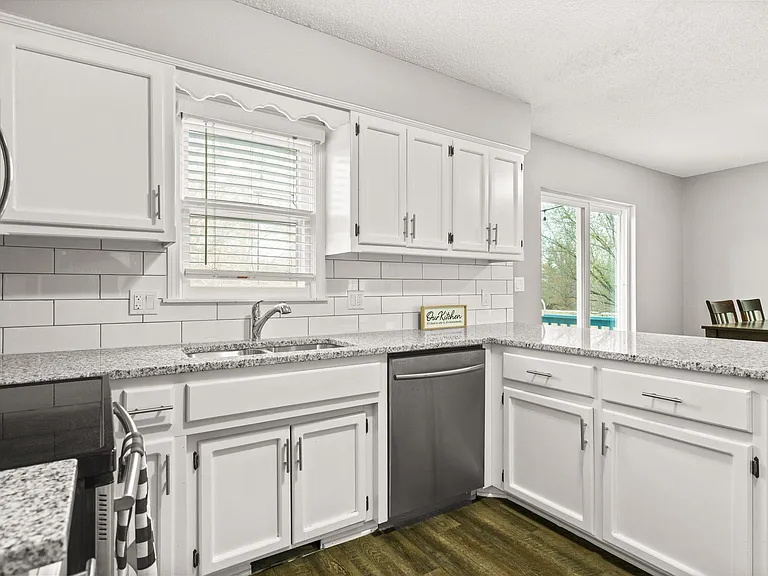 910 E Summit St — Photo 20