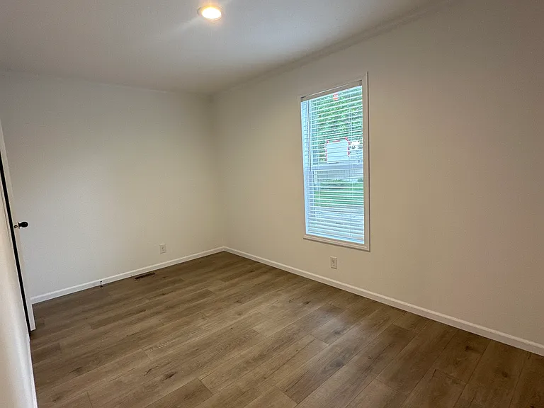 2330 E Main St — Photo 8
