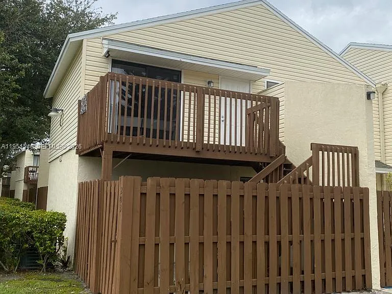 629 Executive Center Dr — Photo 20