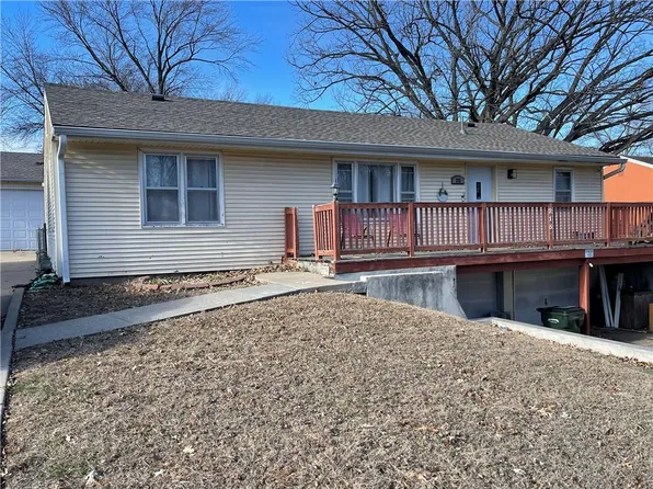 215 N 18th St, Leavenworth, KS 66048
