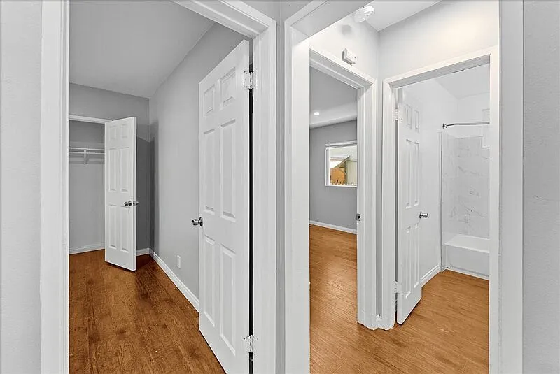 Building Photo - 1711 Delaware Ave #5