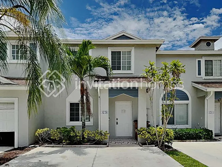 4728 SW 13th Pl — Photo 1