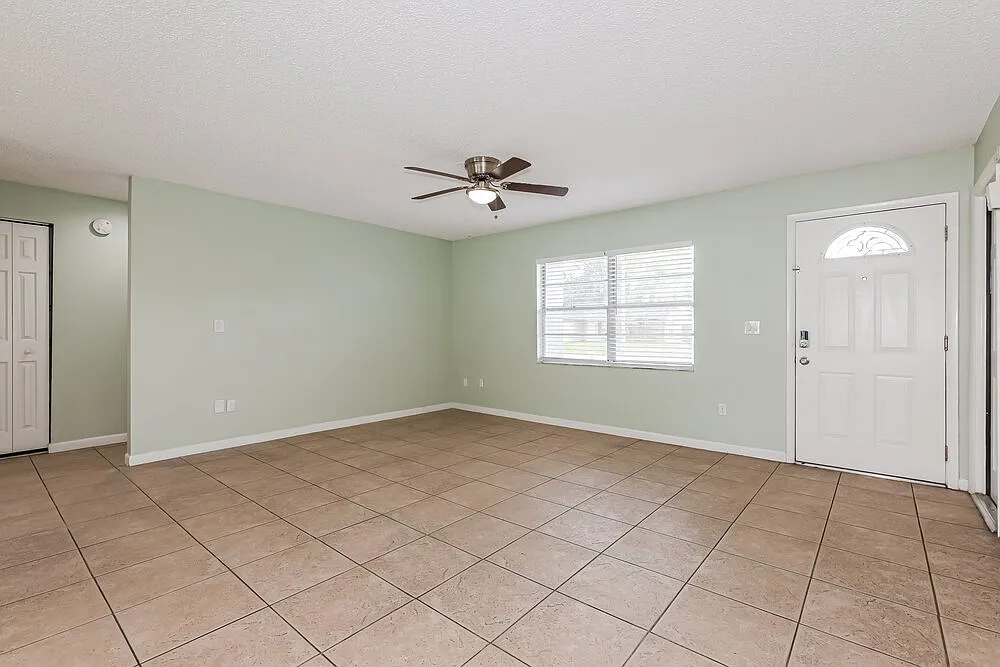 3 bed, 2.0 bath, 1173 sqft, $2,205 — Photo 3