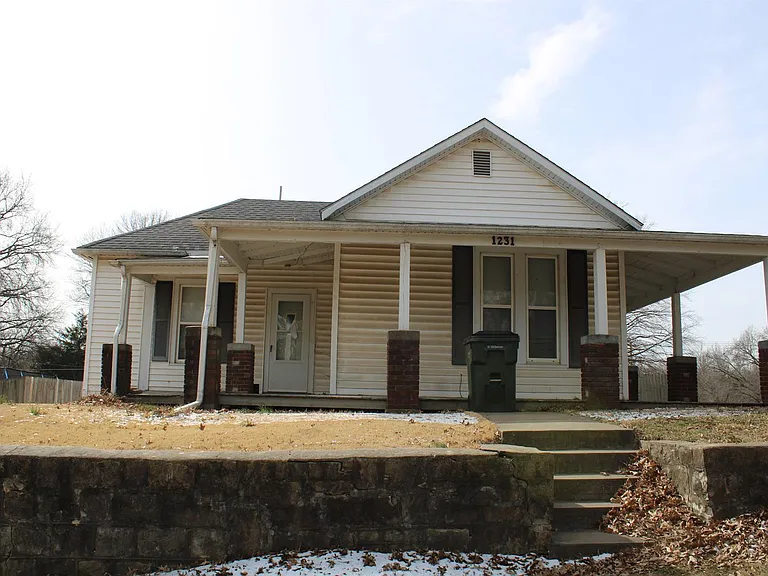 1231 Kickapoo St — Photo 1