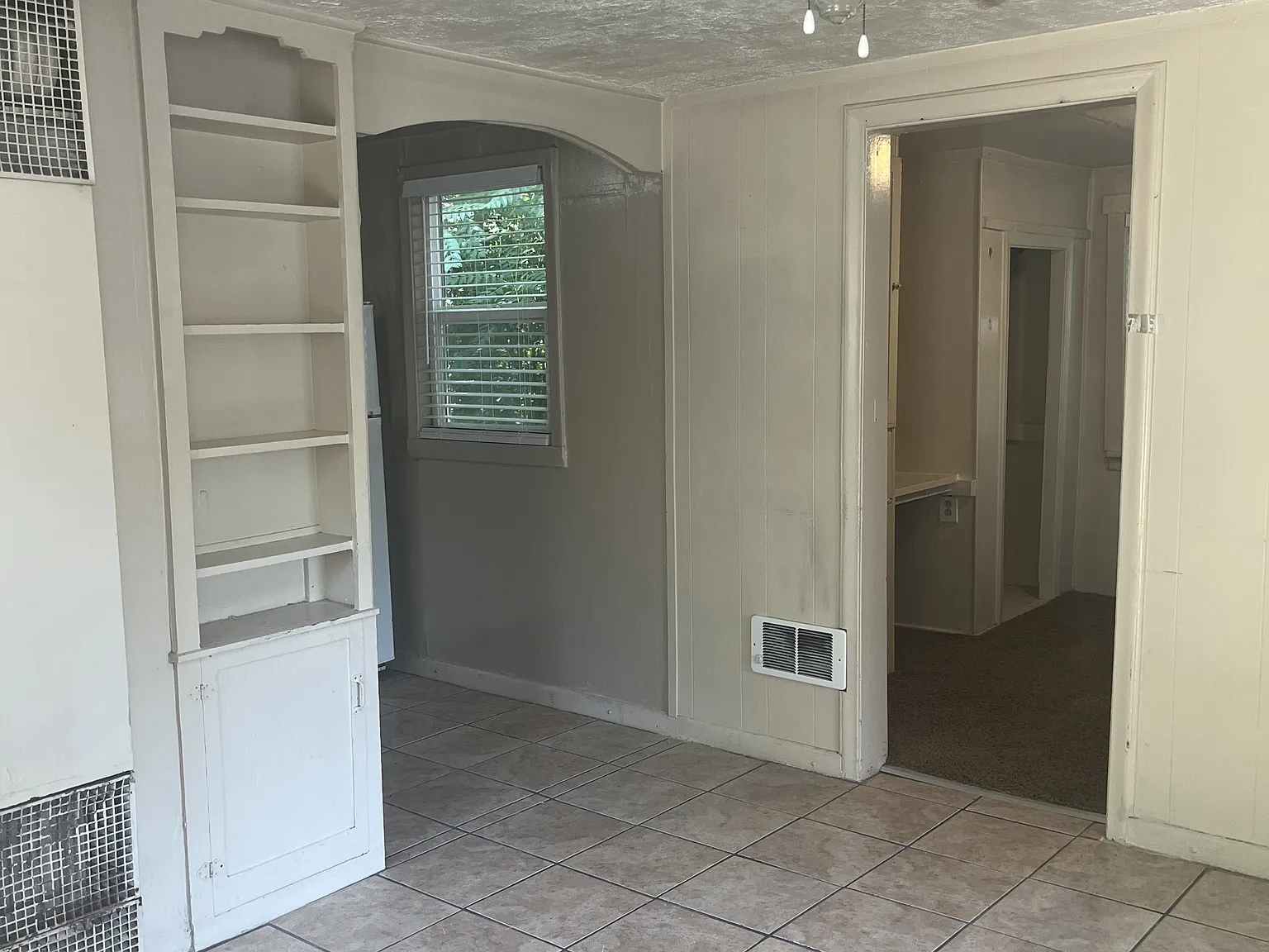 275 E 200 S - HC - Garage — Photo 2