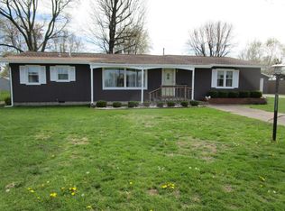 621 Douglas St, Flora, IL 62839