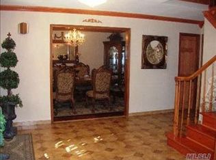 123 Stonehurst Ln, Dix Hills, NY 11746