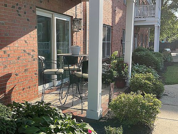 3rd image of 923 W 1st St