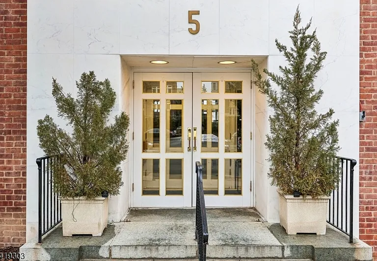 5 Roosevelt Pl #1E — Photo 2