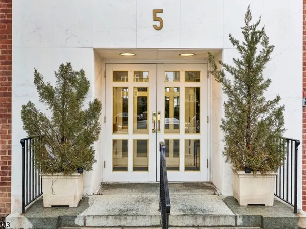 5 Roosevelt Pl APT 1E, Montclair, NJ 07042