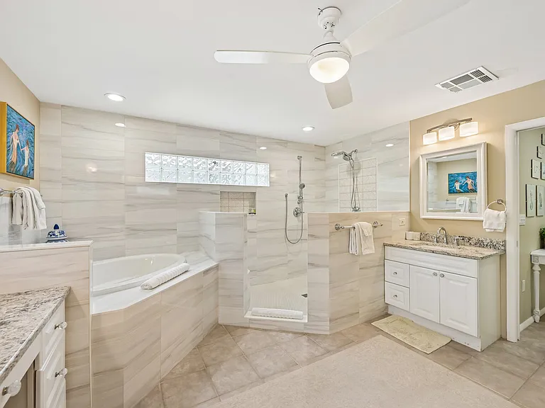Primary bathroom/shower/tub