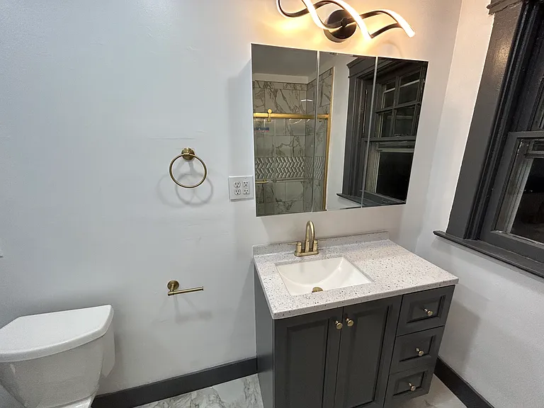 142 Oak St #R — Photo 8