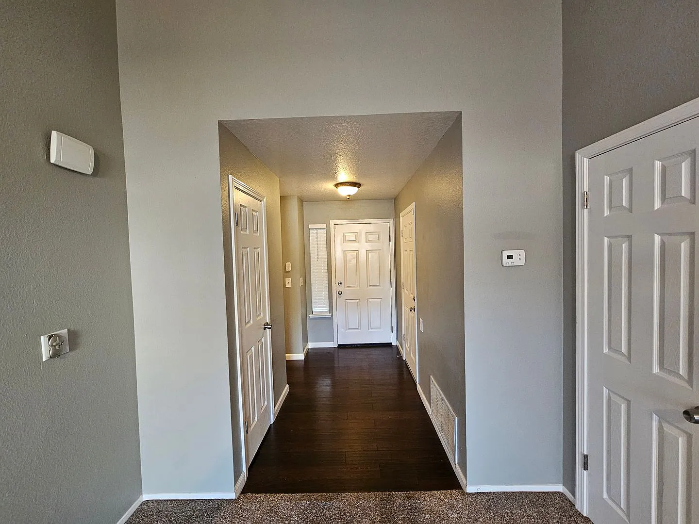 3-bedroom Single story with vaulted ceilings! — Photo 4