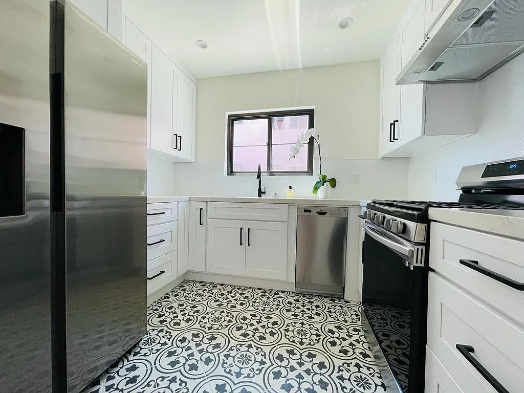 326 N Ogden Dr — Photo 2