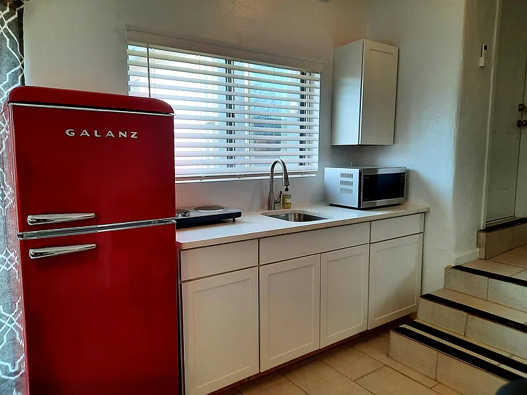 709 Van Buren Pl SE — Photo 2