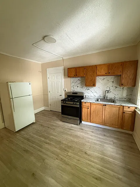 350 West Kennedy Street - 2 — Photo 3