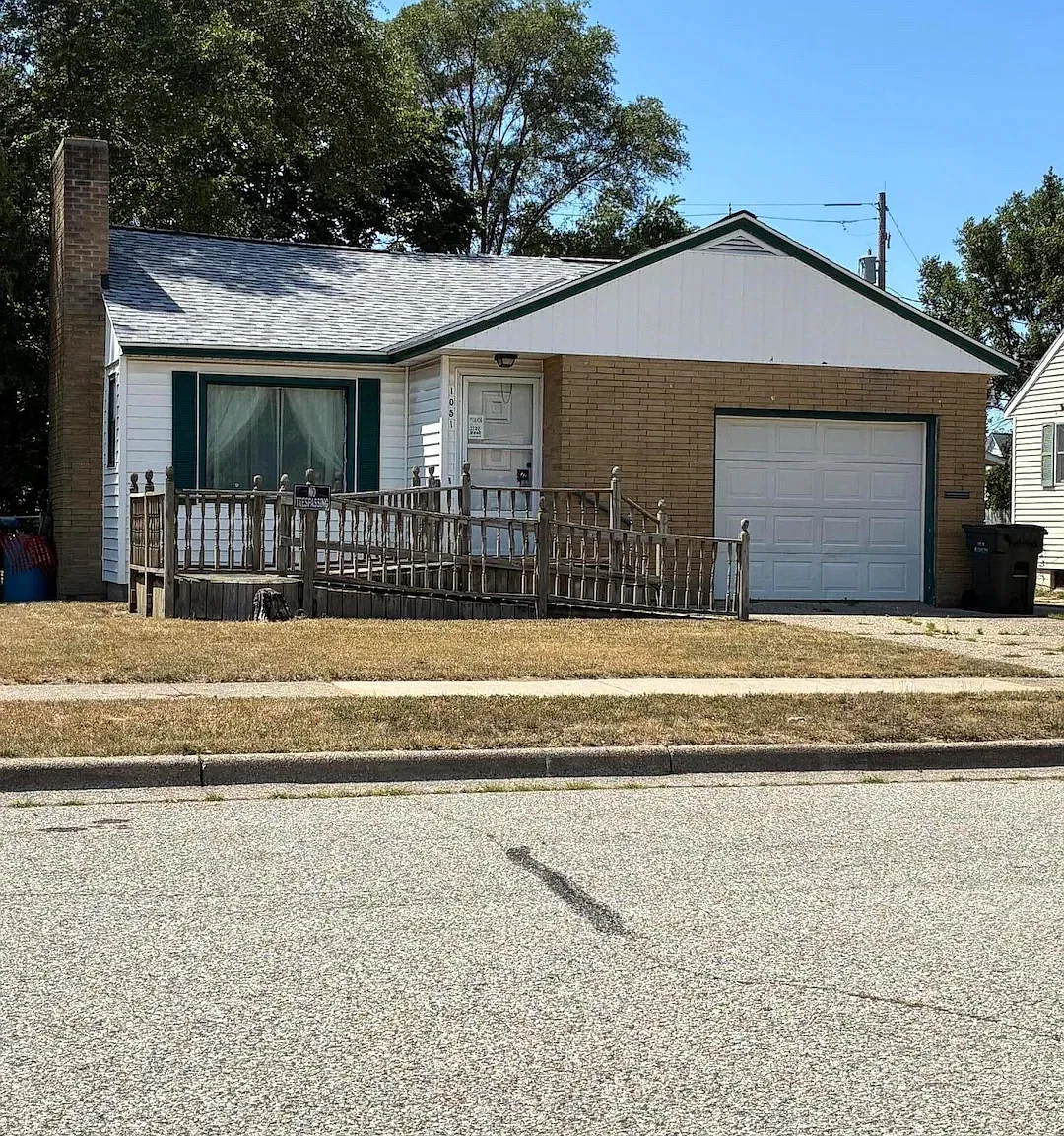 1051 Roberts St — Photo 1