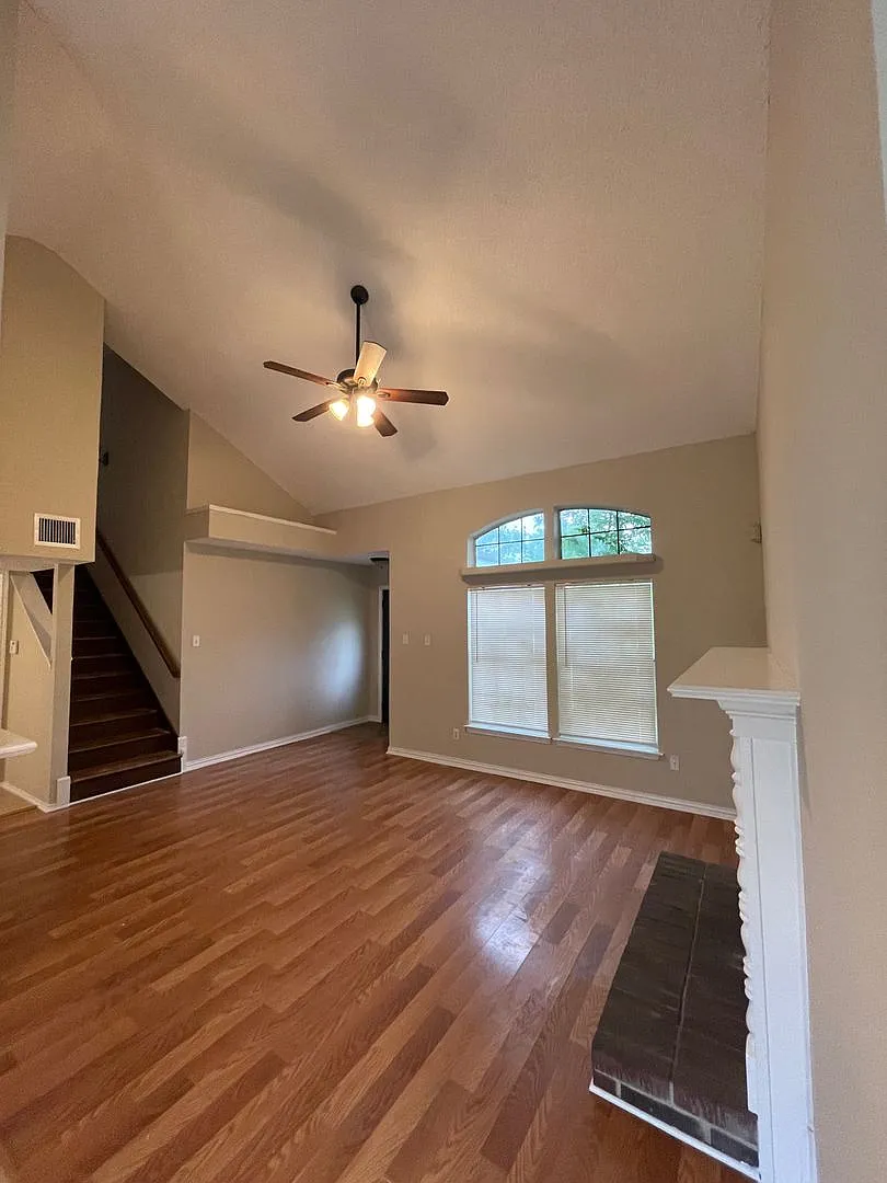 Nice 3 Bedroom - Move In Ready — Photo 2