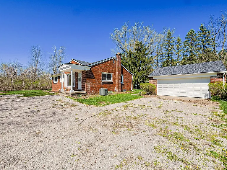 8701 Brookville Rd — Photo 38
