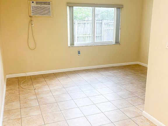3rd image of 2022 NE 168th St #3