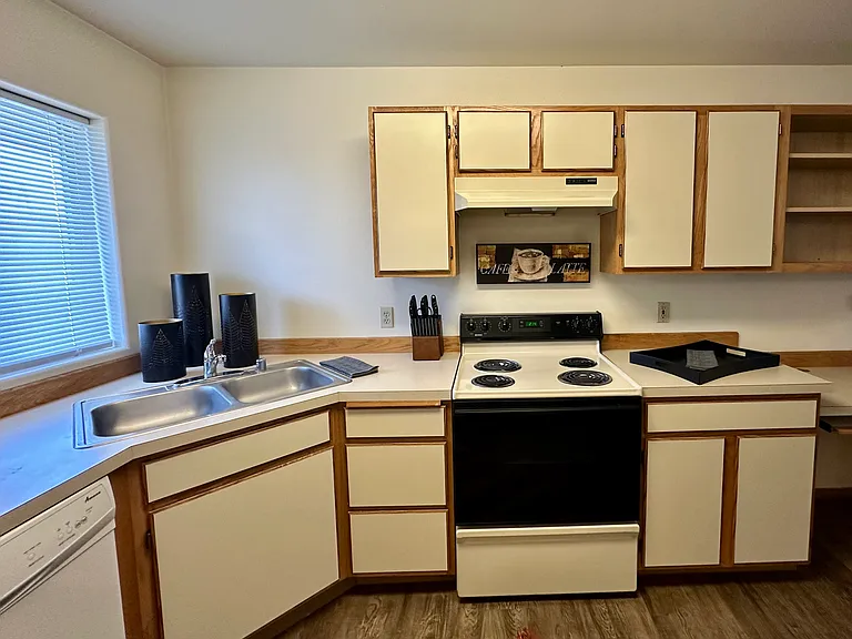 University Court Apartments — Photo 7